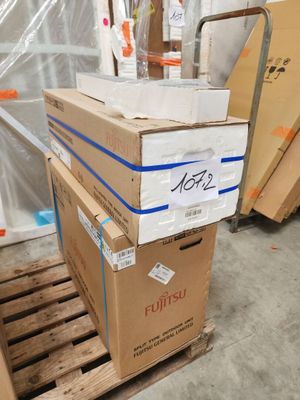 de nombreux cartons empilés les uns sur les autres dans un entrepôt