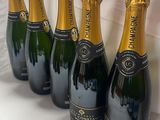 six bouteilles de champagne alignées en rang sur une table