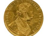 gros plan d'une pièce d'or sur fond blanc