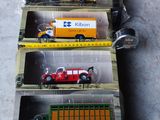 Plusieurs camions miniatures sont alignés en rang sur le sol