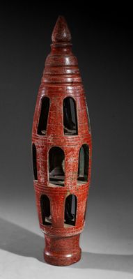 un vase rouge posé sur une table