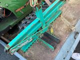 une machine verte posée sur le sol