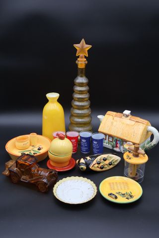 Lot de faïence et verrerie : 2 vases, bouteille en verre jaune, e...