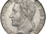 Gros plan sur une pièce de monnaie portant le visage d'un homme