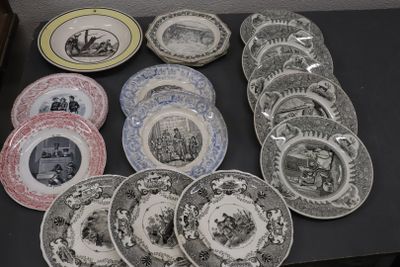 un grand nombre d'assiettes posées sur une table