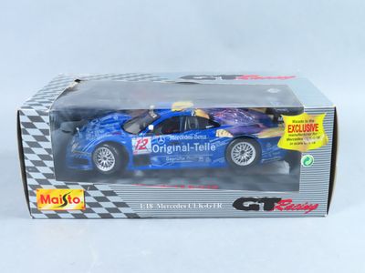 la petite voiture se trouve dans la boîte posée sur la surface blanche