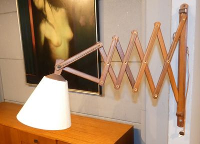 une lampe posée sur une table devant un tableau