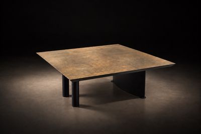 une image représentant une table dans l'obscurité, éclairée par une source lumineuse