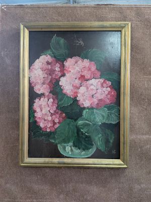 une photo d'un tableau représentant des fleurs roses dans un cadre doré