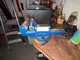 une image d'un établi avec des outils dessus