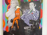 un tableau représentant une femme assise sur une chaise à côté d'un tableau représentant un homme