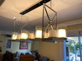 un lustre orné de bougies suspendues dans un salon