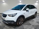 une voiture blanche est garée dans une pièce au sol à carreaux