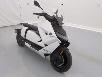 une moto blanche garée dans une pièce aux murs blancs