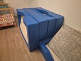 un lit de bébé avec un autre lit de bébé dans un coin de la pièce
