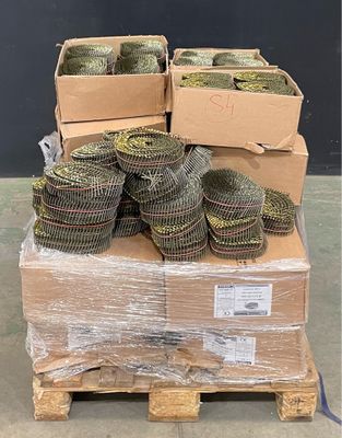 de nombreux paniers remplis de plantes posés sur une palette dans un entrepôt
