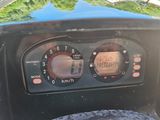 un gros plan sur le tableau de bord d'une voiture sur lequel figure une horloge