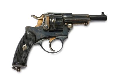 un vieux fusil avec une poignée en bois sur fond blanc