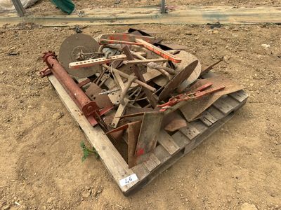 un tas de bois posé sur une palette, à même la terre