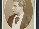 une vieille photo d'un homme en costume-cravate