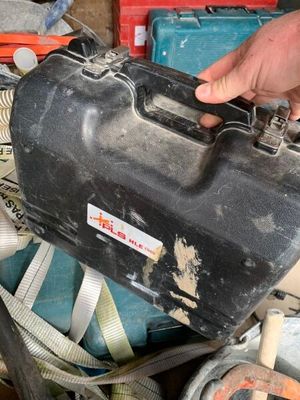 une personne tenant une valise munie d'une poignée