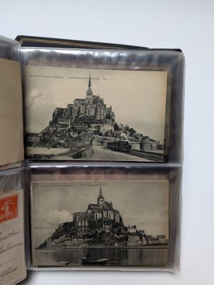 deux anciennes cartes postales représentant un château sur une colline, avec un bâtiment en arrière-plan