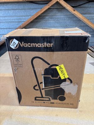 la boîte d'un aspirateur est posée sur le sol