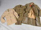 deux vestes et une jupe sont posées sur une surface blanche