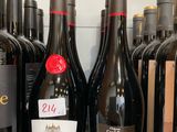 des bouteilles de vin sont alignées sur une étagère dans un magasin