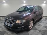La Volkswagen Passat est garée dans une grande pièce au sol carrelé.
