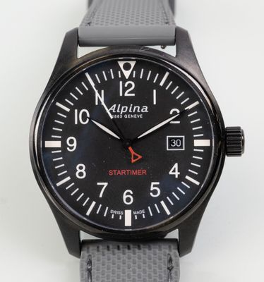 une image d'un gros plan d'une montre-bracelet sur une surface blanche