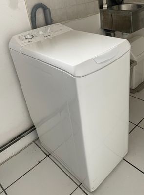un lave-linge et un sèche-linge dans une petite pièce
