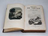 un livre ouvert sur lequel figure l'image d'un village