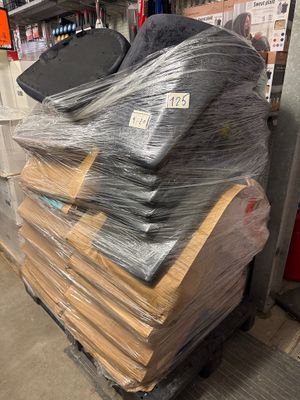 une pile de bagages posée sur une palette dans un entrepôt