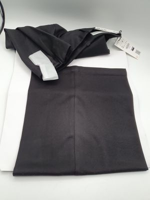 une chemise en noir et blanc et une jupe en noir et blanc