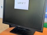 un écran d'ordinateur posé sur un bureau, sur lequel figure le symbole « 7 »
