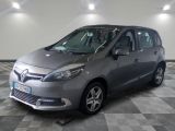 la photo d'une voiture argentée garée dans une salle d'exposition