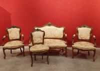 Salon comprenant un canapé, une paire de fauteuils et une ch…