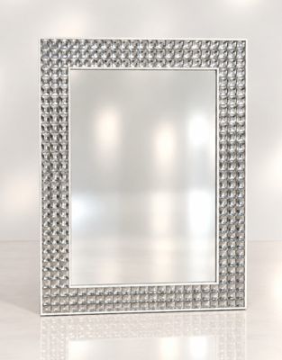 l'image d'une photo représentant un miroir posé sur une surface blanche