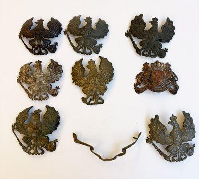 Plusieurs broches anciennes en bronze sont exposées sur un fond blanc