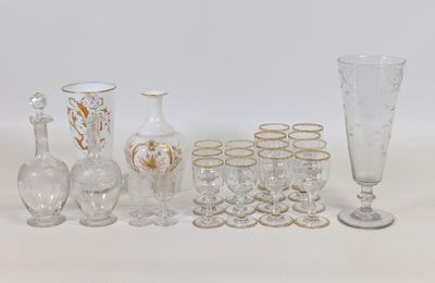 un grand nombre d'objets en verre posés sur une table