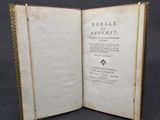 un livre ouvert avec l'image d'un oiseau dessus