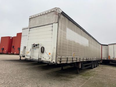 une semi-remorque garée sur un parking