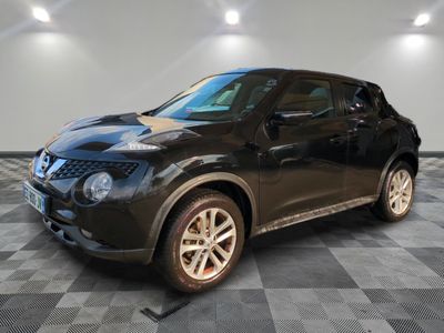 Le SUV Nissan Juke noir est garé dans le garage.