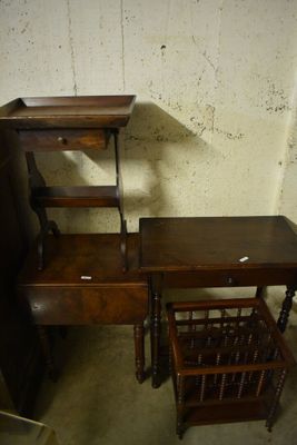 un petit bureau et une chaise dans une pièce