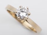 une bague de fiançailles avec un diamant au centre