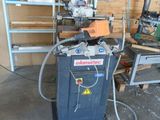 une photo d'un établi dans un garage avec de nombreux outils