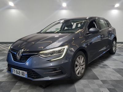 une voiture grise est garée sur le sol à carreaux d'un garage