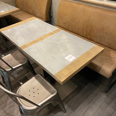 une table avec des chaises et un banc dans un restaurant