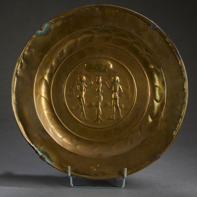 Plat à offrandes en laiton estampé, repoussé et gravé à déco…